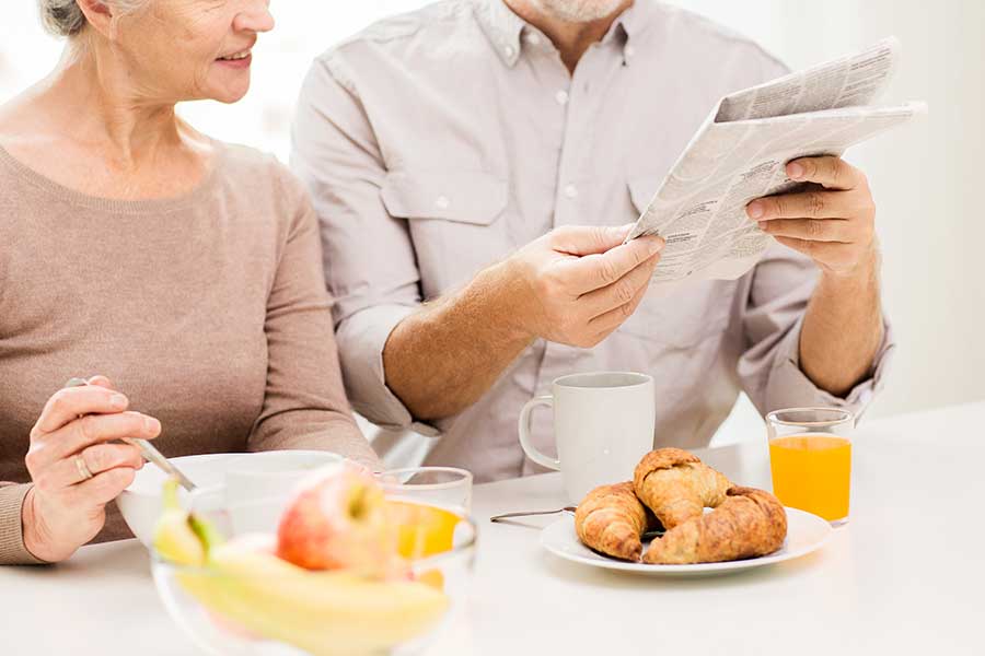 ¿Cómo evitar los desequilibrios alimentarios en adultos mayores?