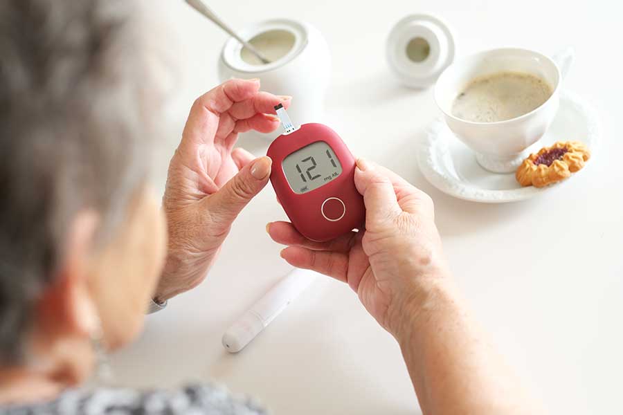¿Cómo afecta la diabetes a los adultos mayores?